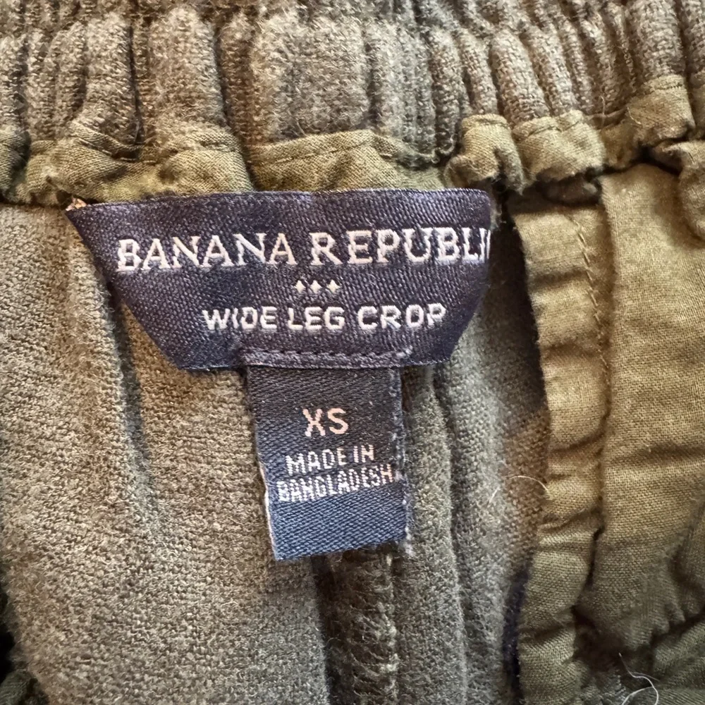 Women’s Banana Republic Wide Leg Crop Green Pants- Size XS